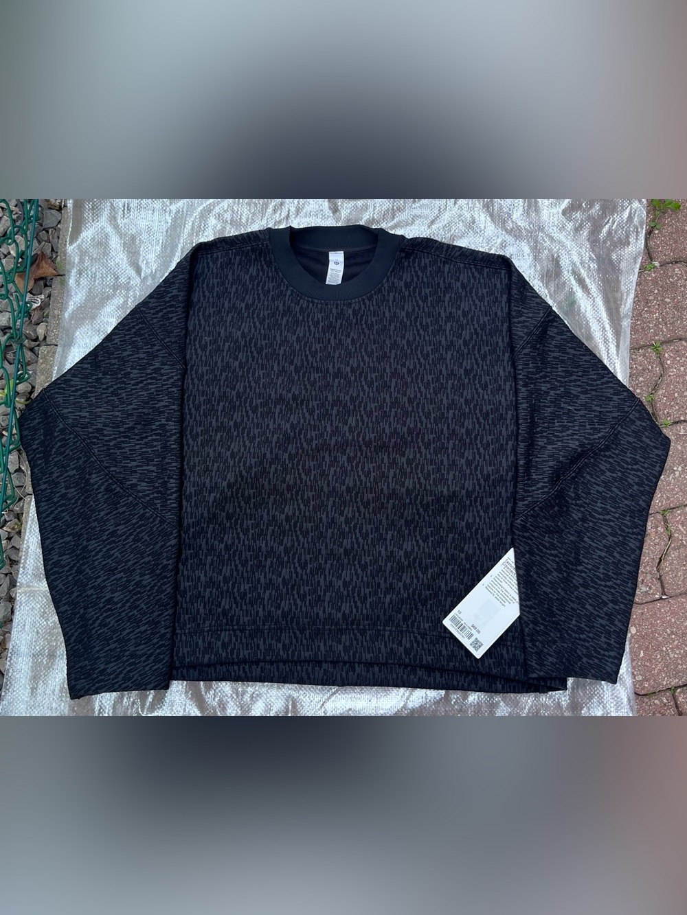 Lululemon BNWT Textured Jacquard
Crewneck women’s Pullover Sz 10 black
